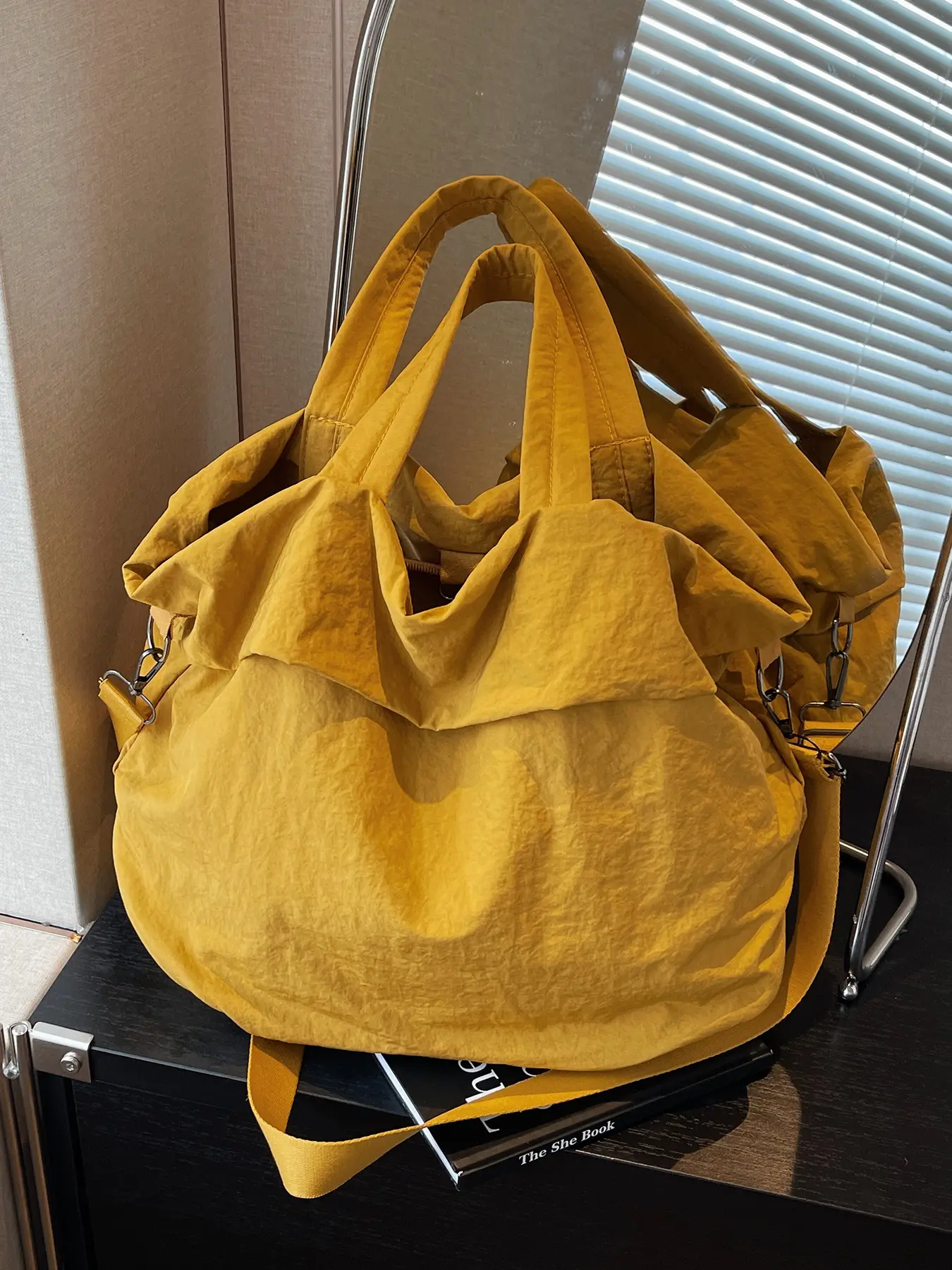 Yellow shoulder tote bag, lightweight, daily commuting multi-compartment practical, niche design versatile, Casual fashion bag, Everyday bag, suitable for students to attend classes, shopping, etc.