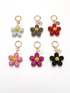 1pc Made of soft clay, with a flower keychain decorated with diamond-like embellishments on the surface. Ideal as a Valentine’s Day gift for friends. Can also be used as a decorative accessory for cars or bags. Perfect as a gift for mothers, fat