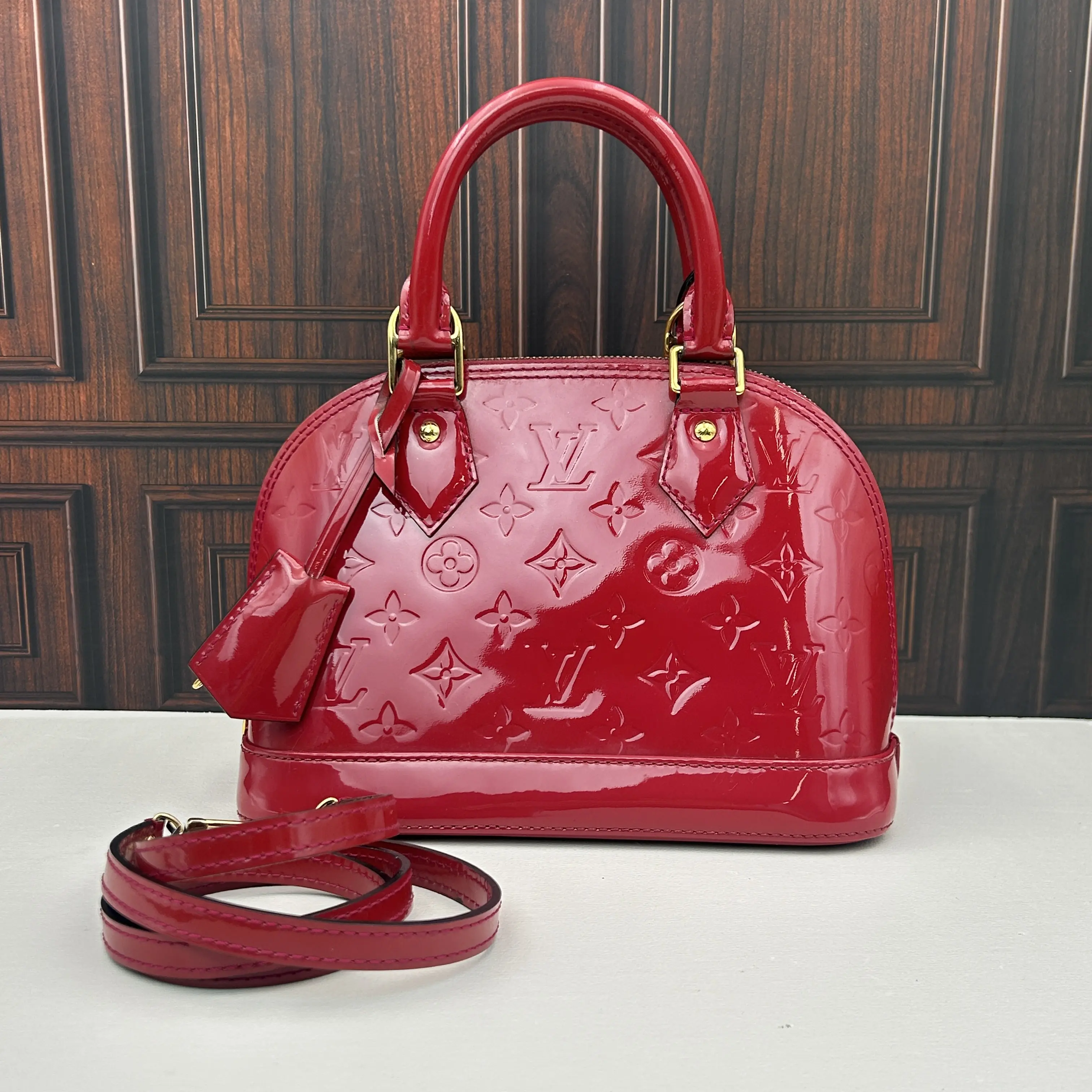 Pre-owned Louis Vuitton Alma BB Red Patent Leather Shell Handbag 888