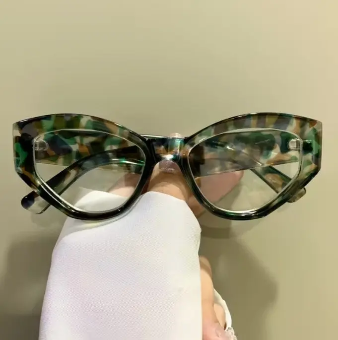 Yashira Green Tortoise Fall Frames - Classic Tortoise Design with Warm Green Tones for Autumn Wardrobe - Comfortable & Durable Eyeglasses