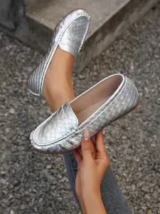 Women's 2026 Fashion New Round Toe Flat Loafers, Casual Flat Shoes, Walking Shoes, Silver Color Metal Weave Lazy Shoes, Glossy Synthetic Leather Cross Strap Single Shoe