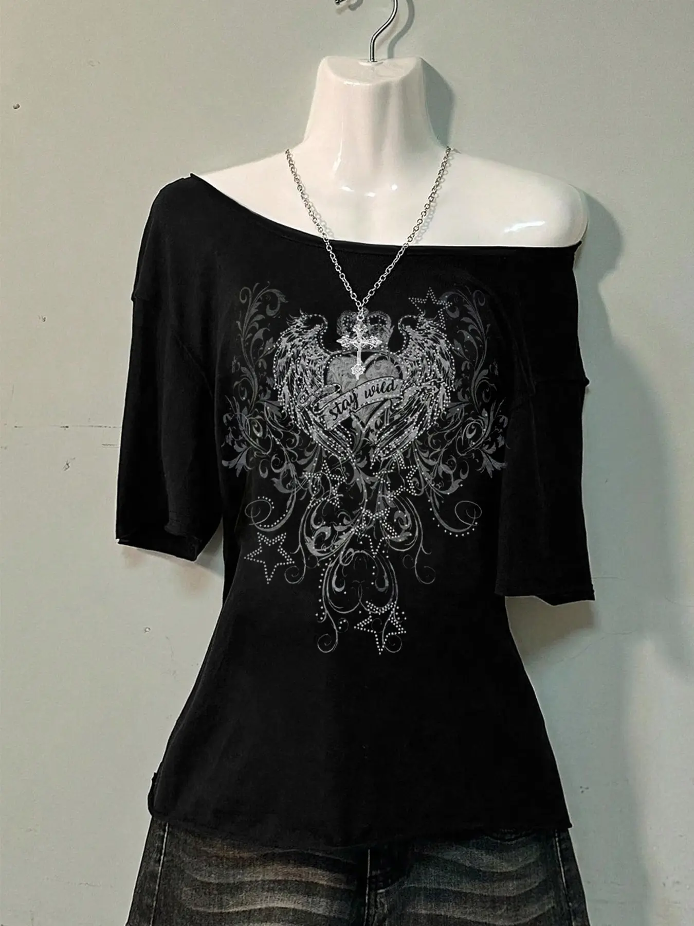 Women's Gothic Print & Letter Print Off-the-Shoulder Fitted T-shirt, Casual Streetwear Look Everyday Short Sleeve Top for All Seasons, Women's Graphic Tee, Artwork Tee for Daily Wear, Top, Womenswear