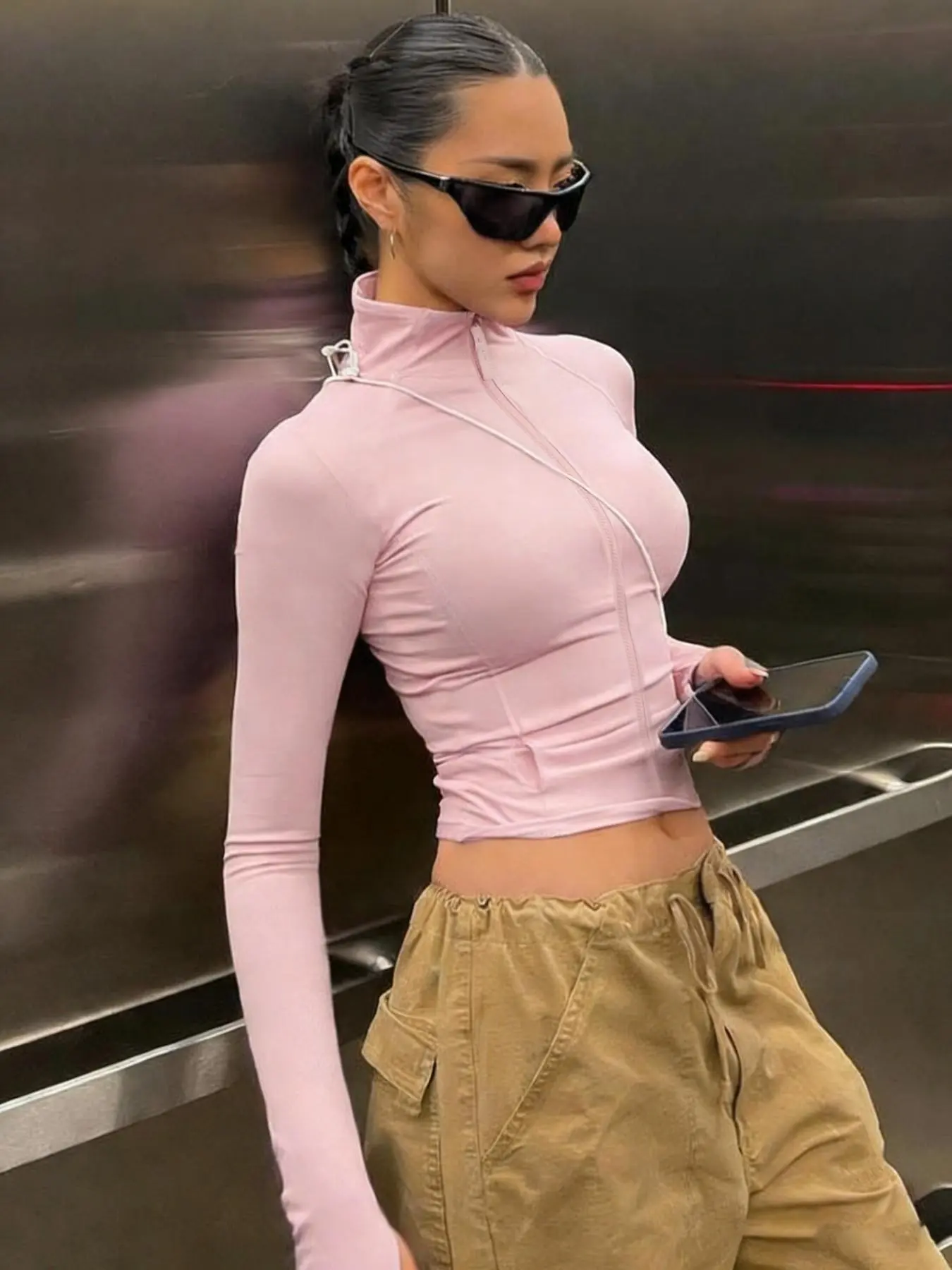 Women's pink patchwork zip-up short-sleeved T-shirt, a casual and stylish high-neck fitted long-sleeved top, suitable for everyday wear.  A fashionable and figure-flattering women's garment for spring and autumn.