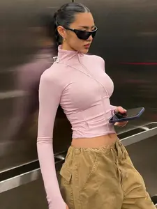 Women's pink patchwork zip-up short-sleeved T-shirt, a casual and stylish high-neck fitted long-sleeved top, suitable for everyday wear.  A fashionable and figure-flattering women's garment for spring and autumn.