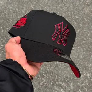 Black New Era 9FORTY New York Yankees Curved Brim Baseball Hat, Red Outline Embroidered NY Logo & Red Undervisor, MLB Streetwear Cap, Limited Edition 2026 Urban Streetwear Gorra premium, moda urbana para hombres y mujeres