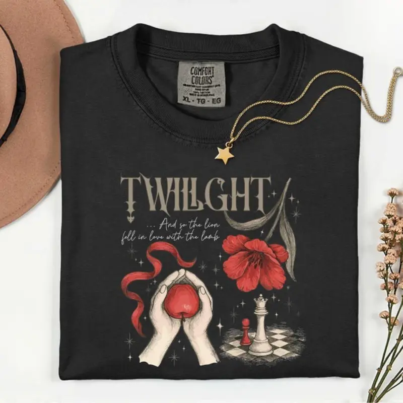 Comfort Colors Retro Twilight So The Lion Fell In Love With The Lamb Vintage T-shirt Twilight Fans Saga Comic T-shirt Vampires Wolves Romance Tshirt