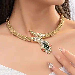 A snake necklace for women, new modern design attracts all eyes, suitable for personality style