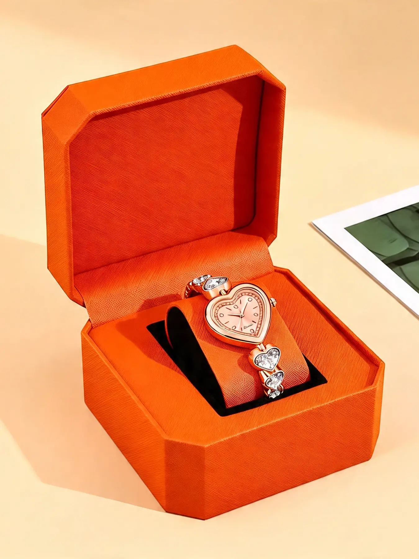 1pc - [Gift Box] Women's simple and stylish heart-shaped dial design, elegant and generous alloy quartz bracelet watch, perfect gift for mom and girlfriend. A must-have for Valentine's Day, an excellent gift for Mother's Day, holidays, or birthdays