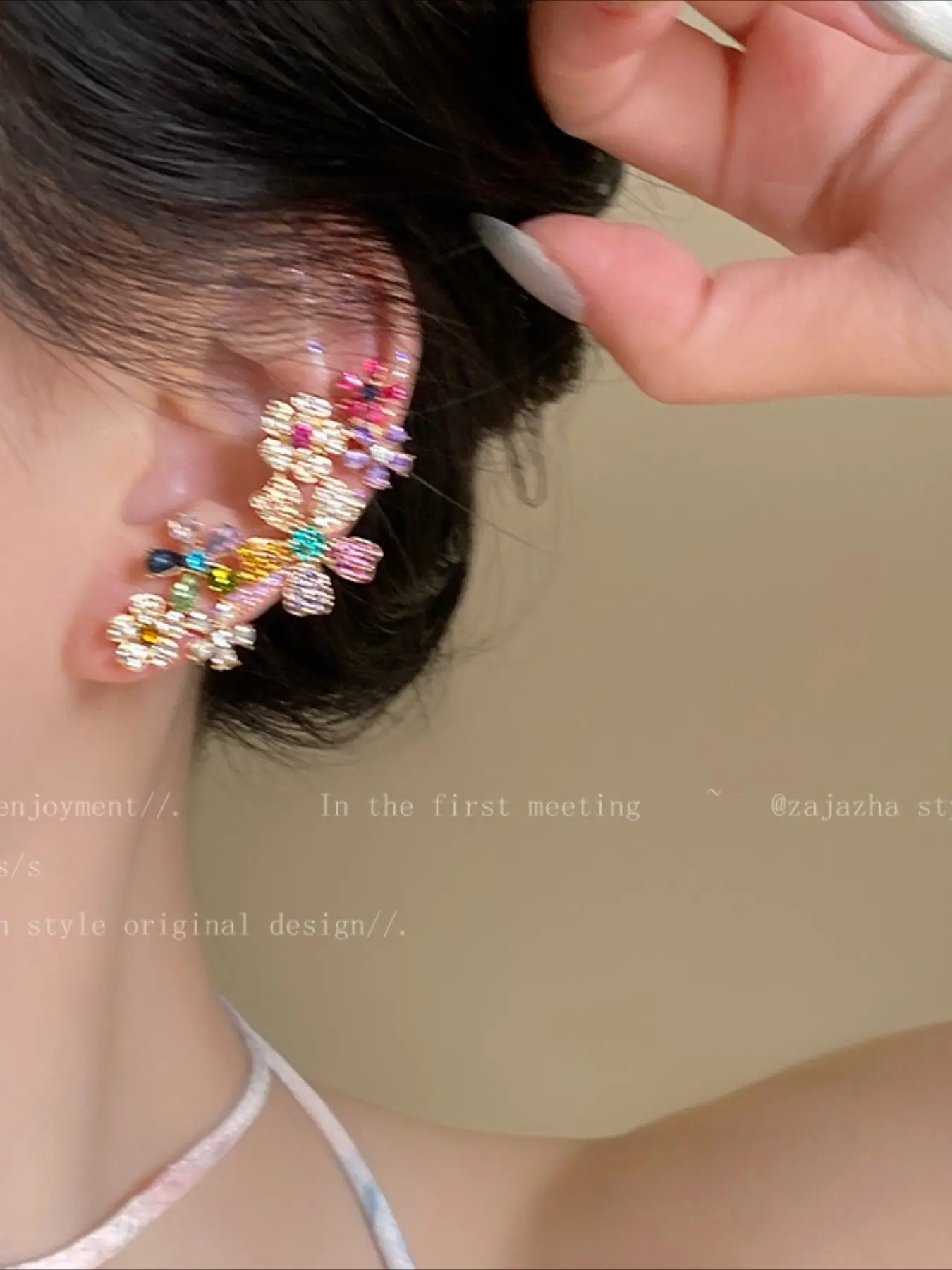 A pair of dopamine color-matching flower ear studs for women, featuring a luxurious and high-end, niche design that fits the ear bone, Trendy Jewelry, Trendy Fashionable Accessories, Earring Jewelry, Floral Earrings, Statement Earrings