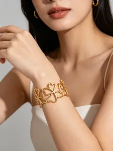 1 elegant women's hollowed out Zou chrysanthemum stainless steel open bracelet with vacuum plating that does not fade, suitable for wearing on birthdays, gifts, and banquets