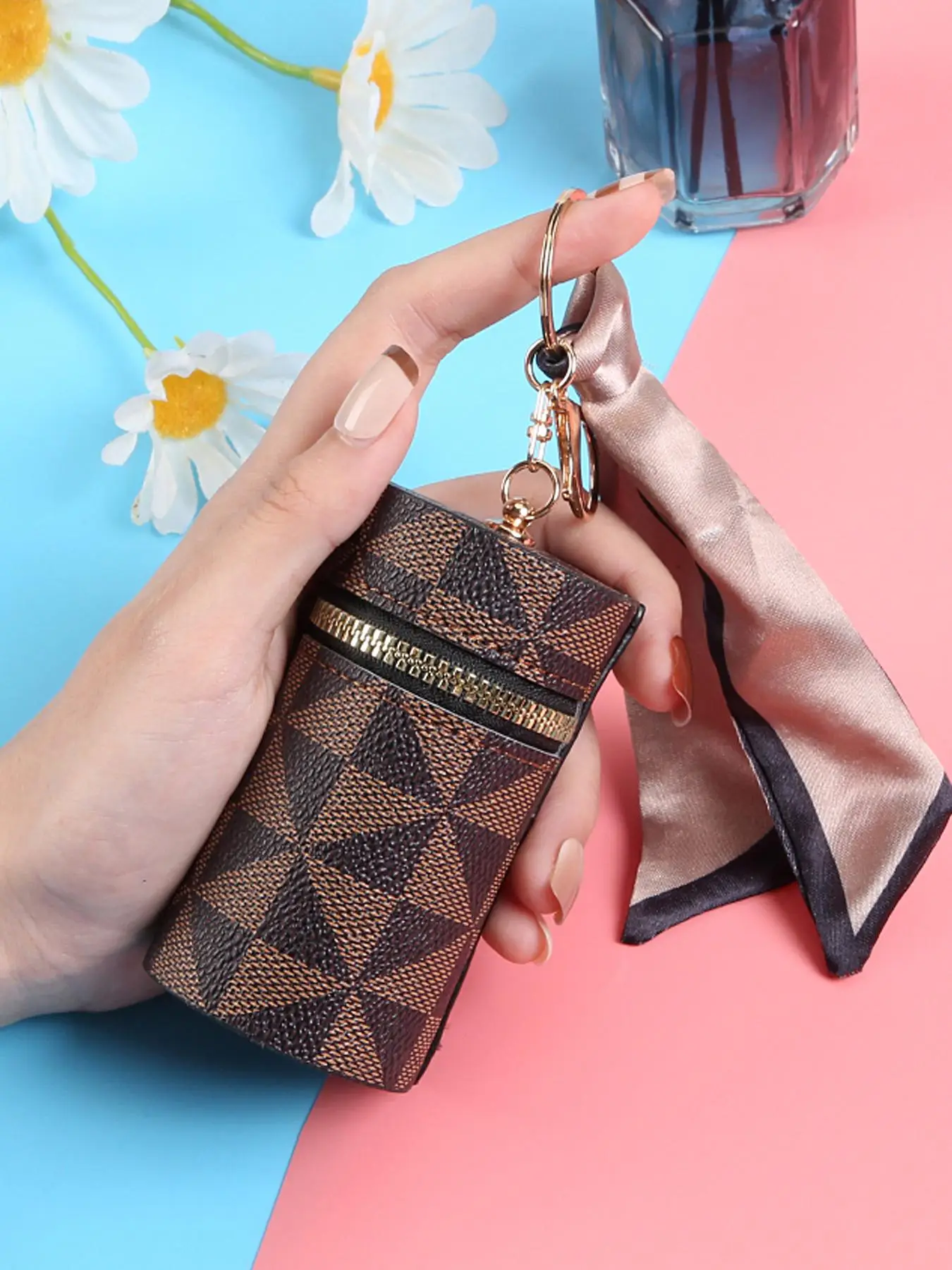 Fashionable Lipstick Case with Keychain, Mini Lipstick Holder, Lip Gloss Bag, Travel Lipgloss Makeup Storage Holder for Purse Perfume Fingernail Polis