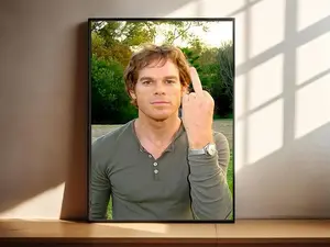 [UNFRAMED POSTER] Dexter 2024 - Dexter Morgan Middle Finger Poster