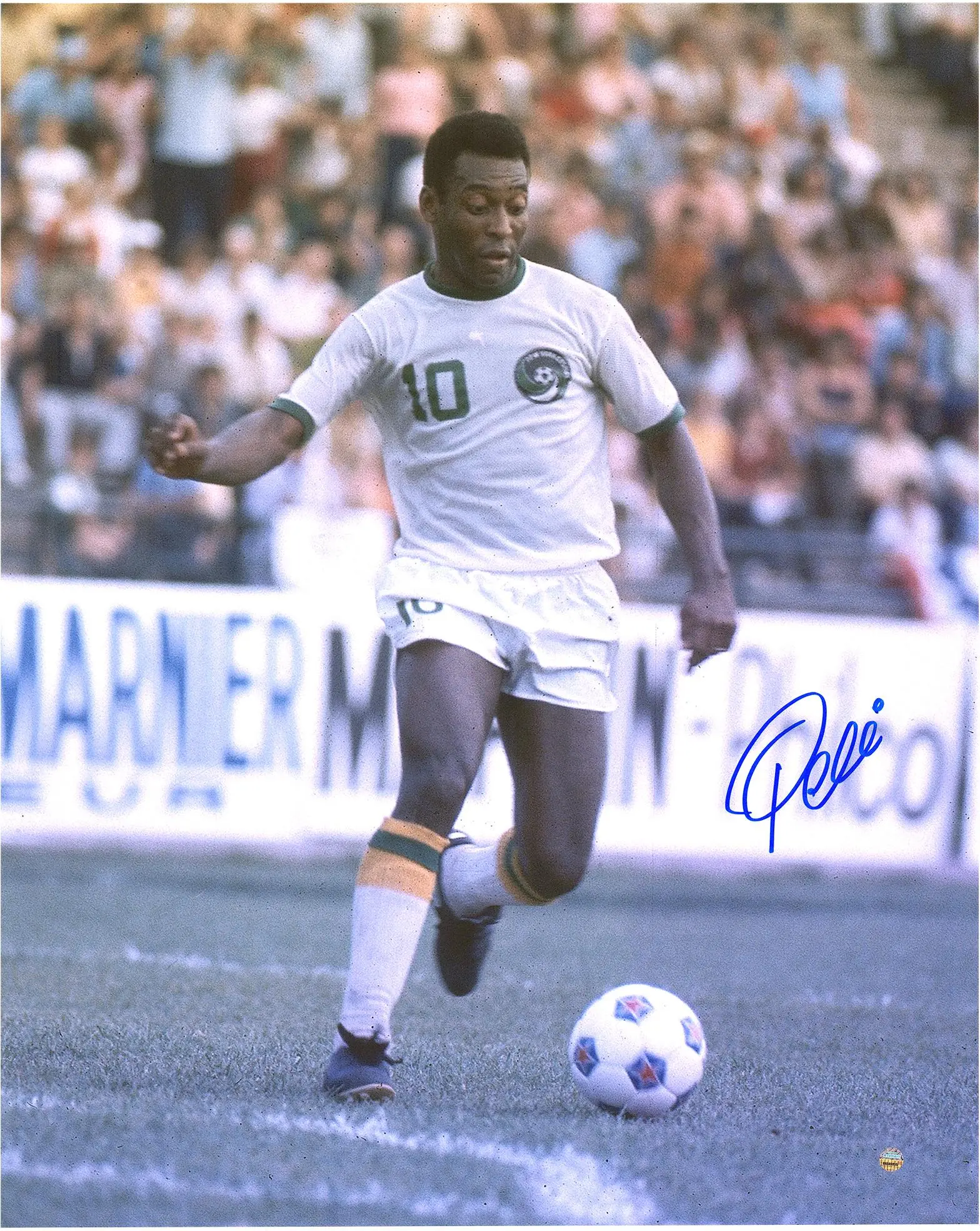 Pele New York Comos Autographed 16" x 20" Dribbling Photograph - Fanatics Authentic Certified