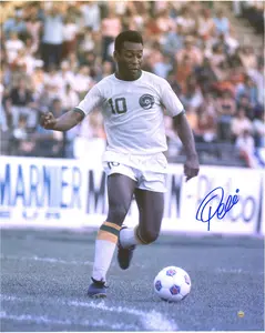Pele New York Comos Autographed 16" x 20" Dribbling Photograph - Fanatics Authentic Certified