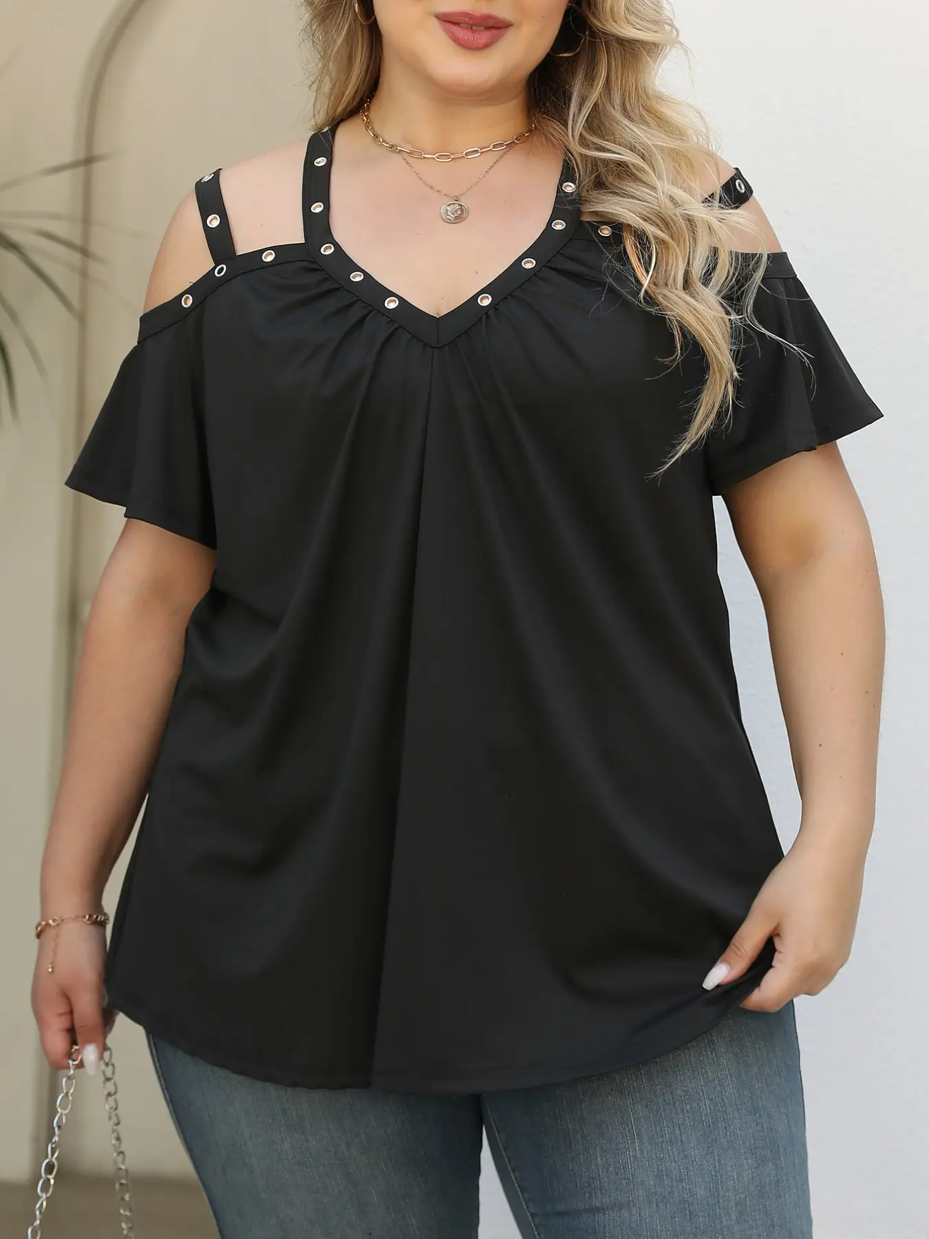 Large Size Womenswear Rivet Shoulder Cold Shoulder Short Sleeve Top, Stylish and Trendy Design, Perfect for Casual Wear