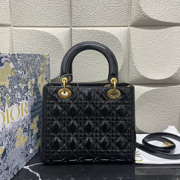 Pre-owned Dior Patent Shoulder Bags 7.8'' R5729 Shoulder Bag C14044312569 1221 T1 Chloe