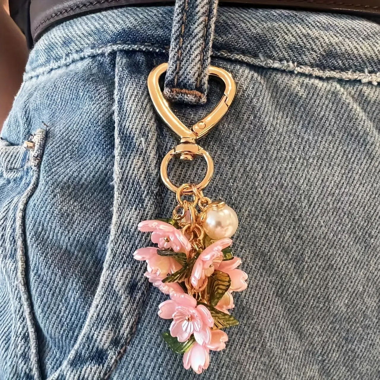 Romantic Heart Flower Keychain, Colorful Enamel Cherry Blossom Pearl Pendant, Aesthetic Keychain, Perfect Gift for Valentine's Day, Birthday, Anniversary, Heart Design Keychain
