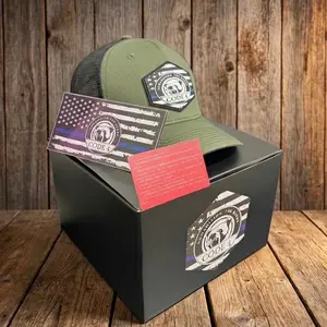 Gorra Código 4 - Edición Premium Línea Azul (Caja + Stickers Incluidos)