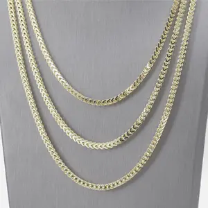 Set de cadena con dije de  oro laminado