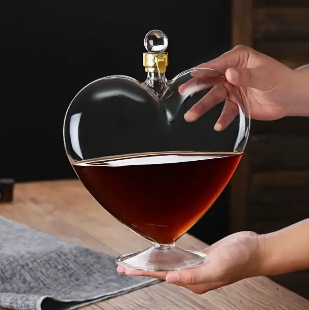 1pc Large Capacity Wine Decanter, Simple Creative Large Glass Heart Wine Decanter, Red Wine Decanter, Creative Love Ornaments, Room Decor, Wine