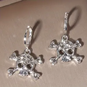 2pcs Bright Silvery Rhinestone Skull Pendant Earrings Suitable for Halloween Women's Daily Wear