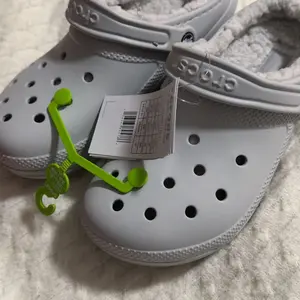 Product Review of Crocs Men's and Women's Slippers - Classic Lined Clogs, Indoor House Shoes from L**3