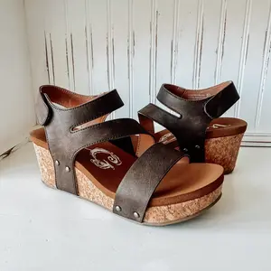 Casper Wedge Sandal - Chocolate