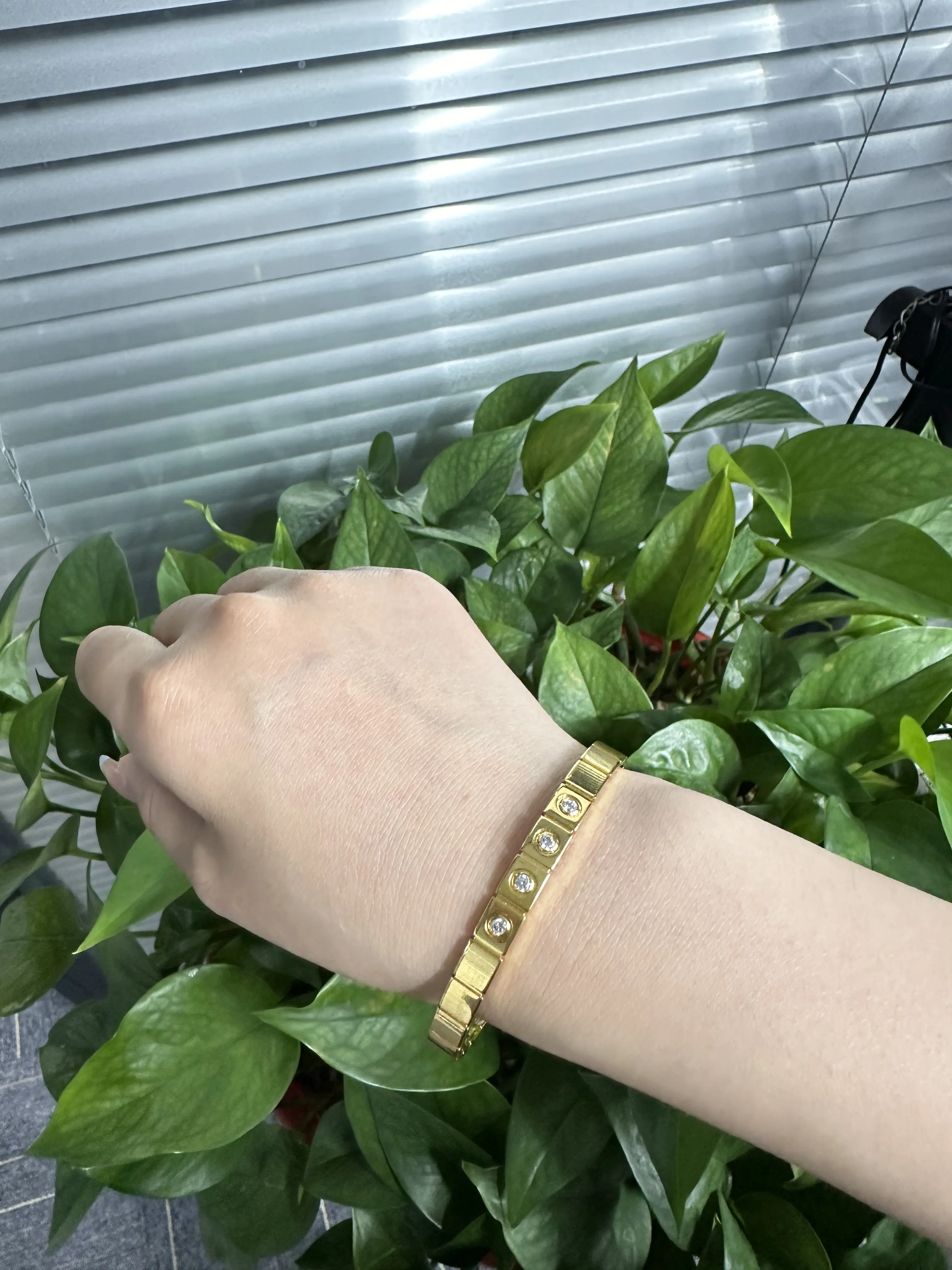 Rose(14042)gc.Golden bangle