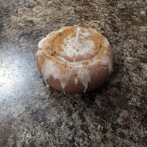Mini Cinnamon Roll Candle with Creamy Frosting and Spiced Cinnamon Top for Cozy Home Aroma