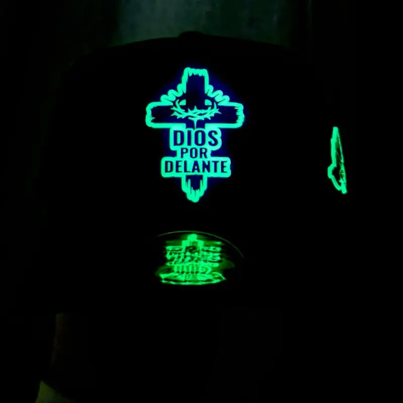 Gorra “Dios Por Delante” estilo placa glow in the dark y ajustable - Religious plate edition SnapBack hat for men and women Exclusive Black Cotton SnapBack Hat