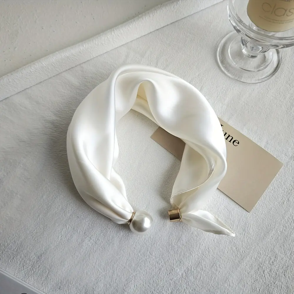A new hot-selling women's scarf, including solid color stripes and geometric line styles, suitable for daily going out, work, travel, and versatile clothing styles. Light and thin styles are suitable for all seasons