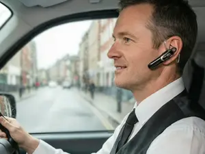 A Wireless Bluetooth Headset Designed Exclusively for Drivers — Featuring an Ultra-Long 38-Hour Talk Time and a Noise-Cancelling, Single-Ear Design. Keep Your Hands Free for Safe Driving; Simply Tap the Bottom Button for One-Touch Redialing.