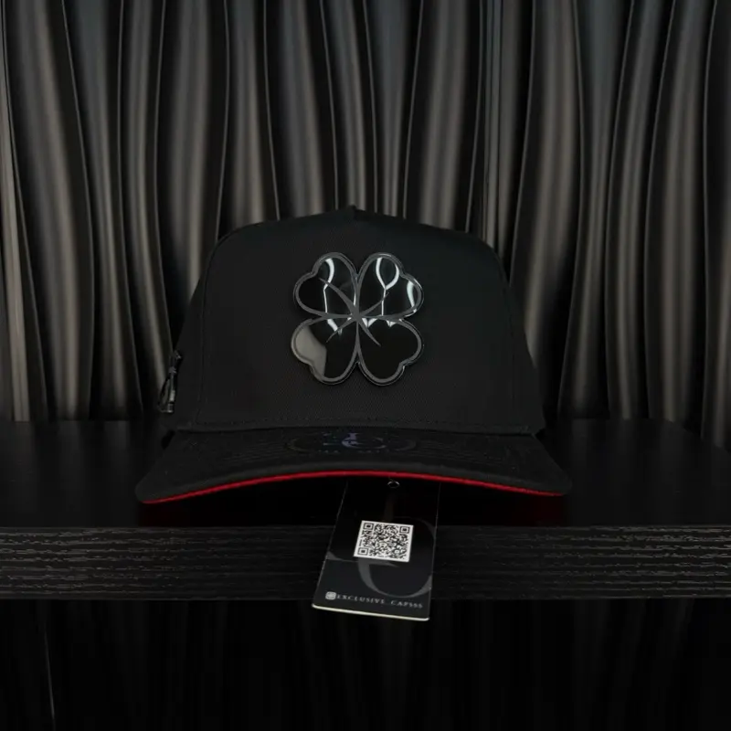 Trébol SnapBack hat-black/red Trébol SnapBack hat-black/red