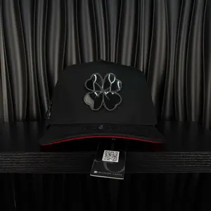 Trébol SnapBack hat-black/red Trébol SnapBack hat-black/red