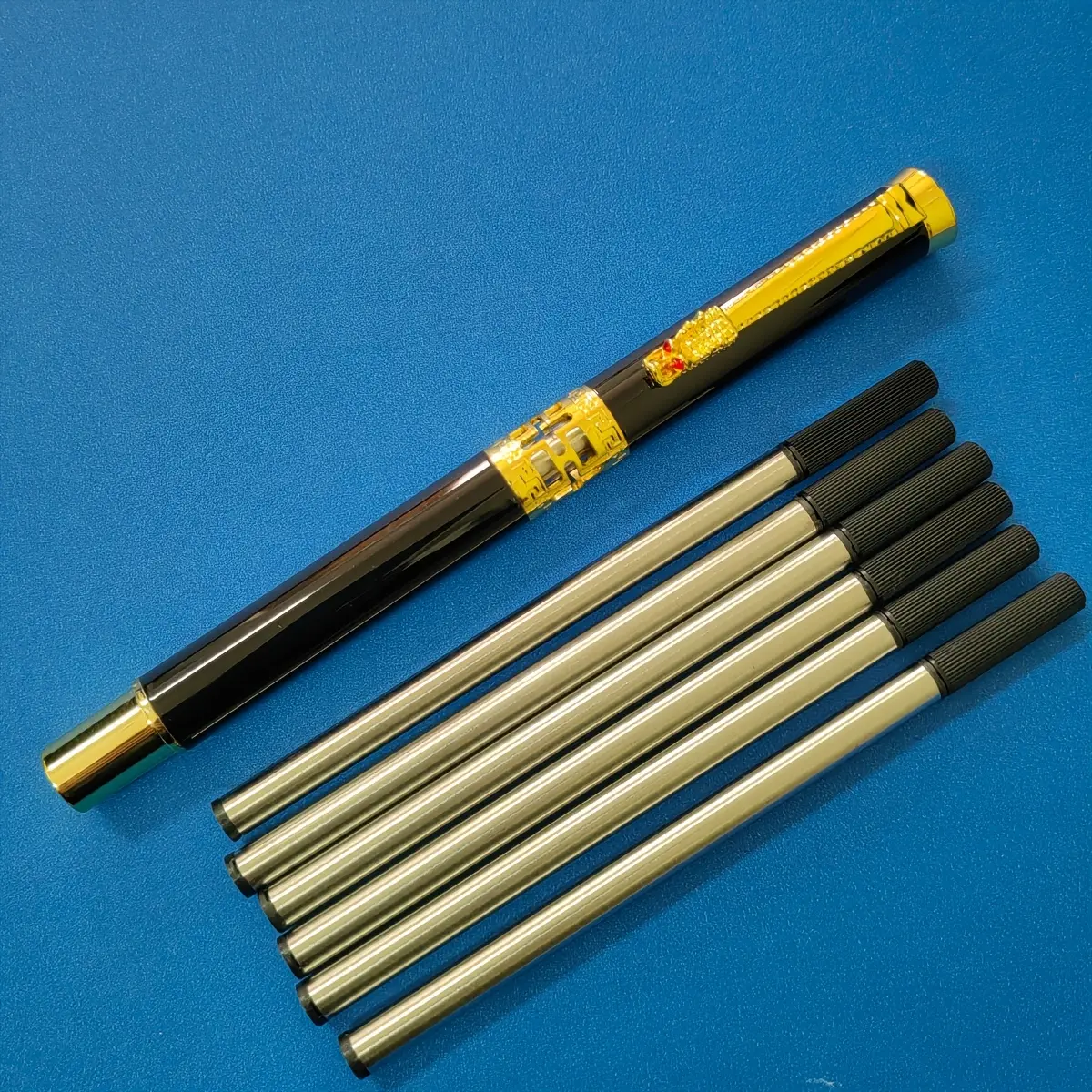 1 pc black pen + 6 pcs black refills