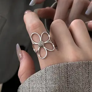 NEW 1pc Hollow-Out Floral Ring, High-Quality Jewelry, Upgraded Vintage Style Ring, Premium Decorative Ring, Suitable for Daily Wear, Wedding Season Accessory, Gift for Best Friends, Classmates, and Close Companions