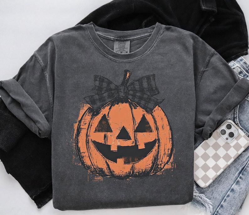 Comfort Colors Preppy Jack O Lantern Tshirt, Coquette Halloween T-shirt, Women's Pumpkin Bow Tee, Trendy Retro Halloween Pumpkin Tshirt