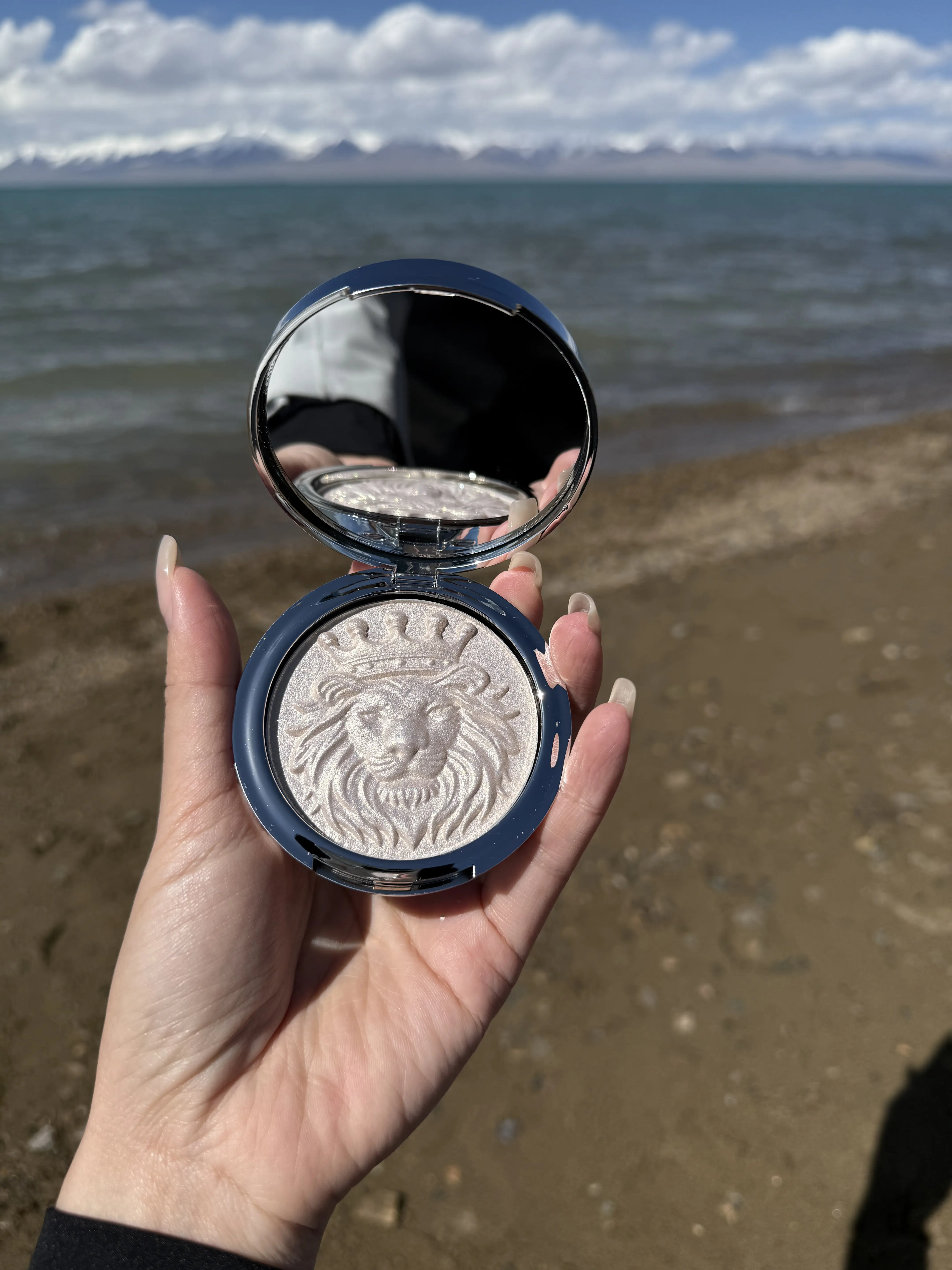 Highlighter and Contour Powder Compact  Lion Design Compact Makeup Mirror with Reflective Surface for Easy Application and Stylish Look