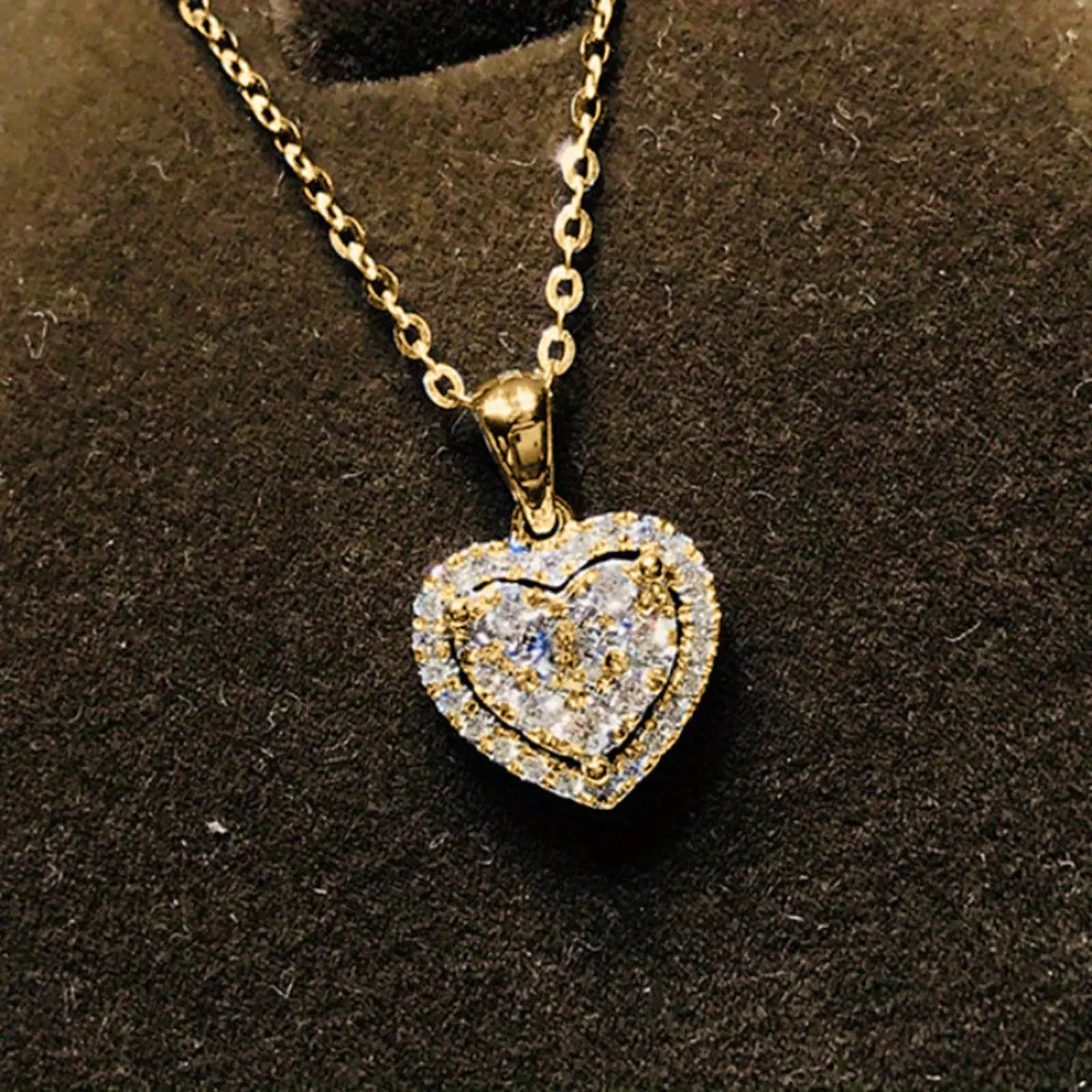 Zircon love necklace, a women's design necklace, suitable for weddings, parties, or as a collarbone necklace, a perfect gift for your girlfriend.