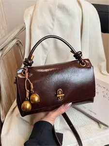 Niche Design Retro Exquisite Flap Handbag with Elegant Textured Finish, Large-Capacity Classic Personalized Crossbody Bag, Casual Shoulder Bag Suitable for Daily Commuting, Work and Gatherings, Elegant Commuter Bag