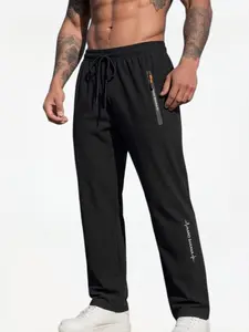 Men’s casual athletic long pants/joggers with zippered pockets, lightweight fabric, suitable for workouts and sports activities.