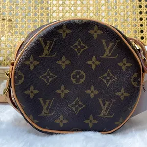 Pre-owned Louis Vuitton canvas Shoulder Bags Boite Chapeau MM Monogram Shoulder Bag HW051