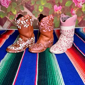 Florero bota color natural/blanco rosita/blanco y natural/rosa