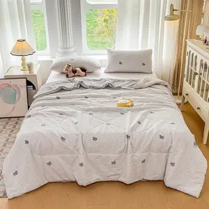YHFYHF French Cream Style Bear Print Air Conditioning Blanket, Lightweight Bedding Summer Thin Quilt, Suitable for Bedroom Dormitory