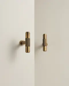 GRAMERCY FLUTED T-KNOB COLLECTION