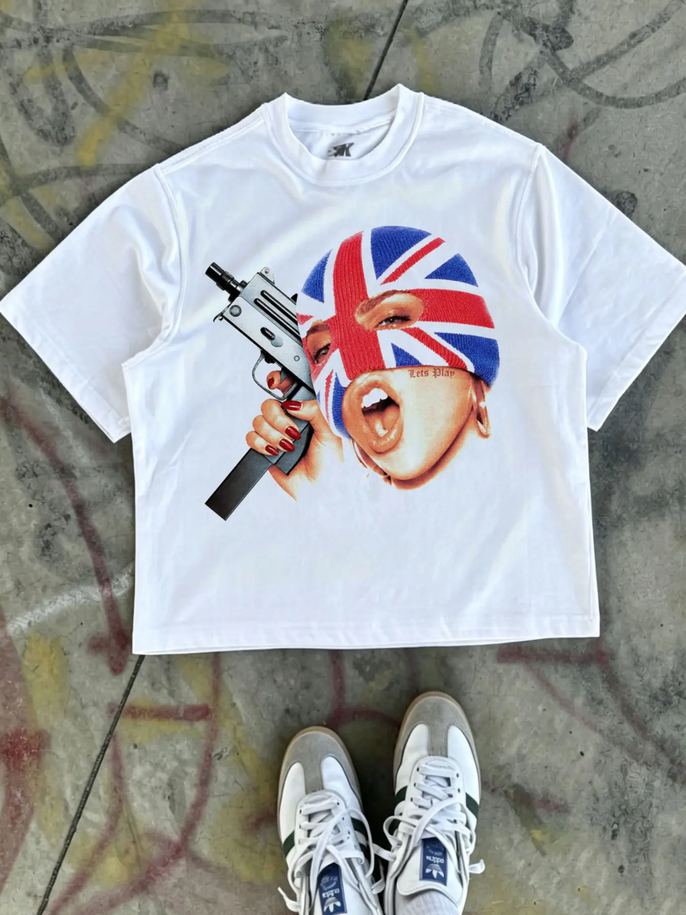 1 PCS loose pure cotton graphic T-shirt featuring a hot girl portrait print with a UK Union Jack flag motif and knit “bank robber” head design; unisex, suitable for all seasons—ideal for beach vacations, Y2K summer subculture outfits, street music festi