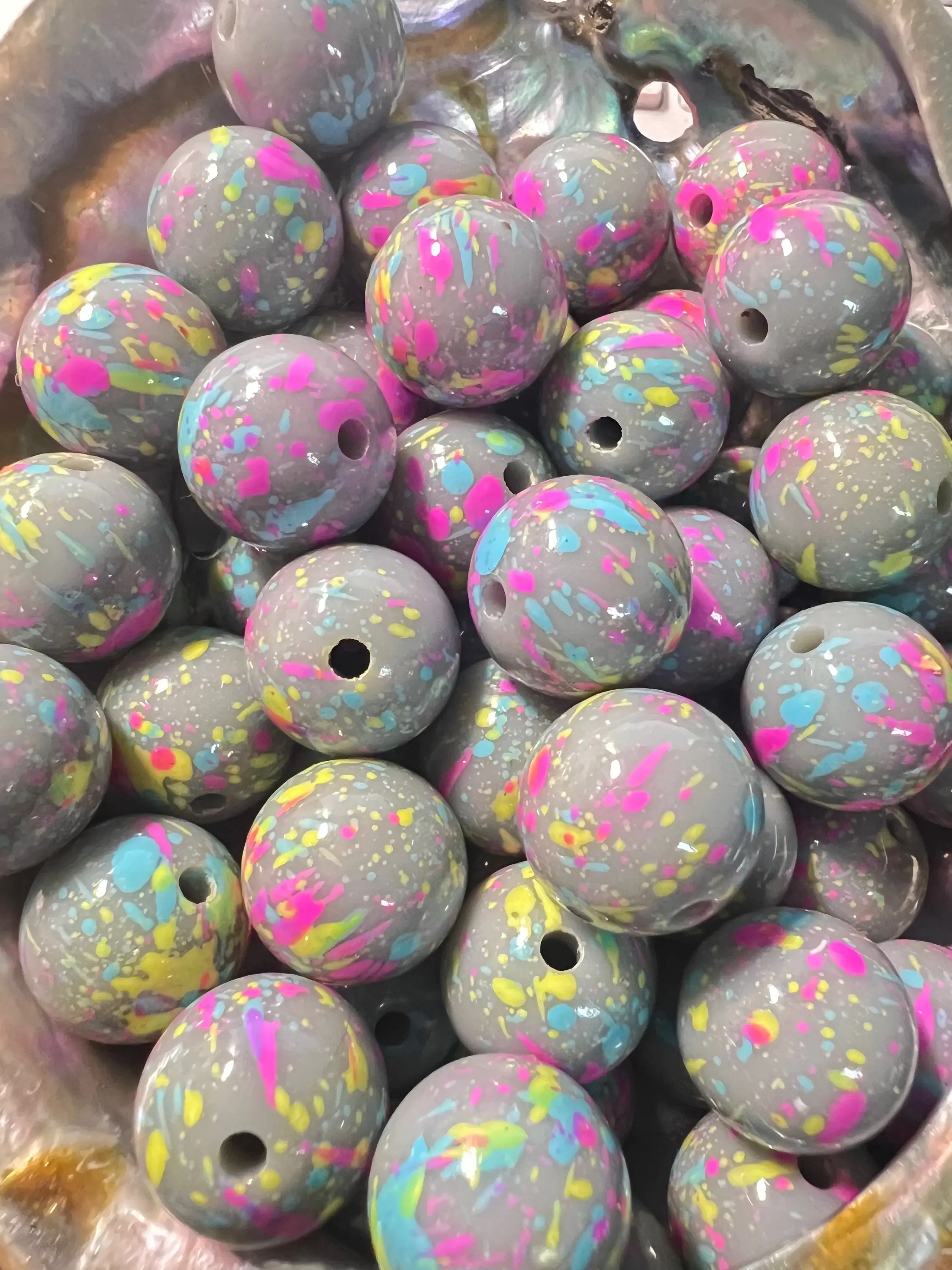 B86- (10PCS) 15mm Round Gray with Multi-Color Paint Splatters Acrylic Beads