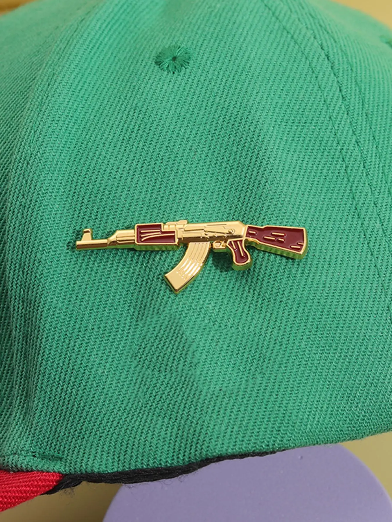 Cartoon Rifle Design Brooch, Fashion Alloy Badge for Daily Clothing Decor, Trendy All-match & Exquisite Brooch for Birthday Gift, Clip, Hat Pins, Lapel Pin, Men Accessories