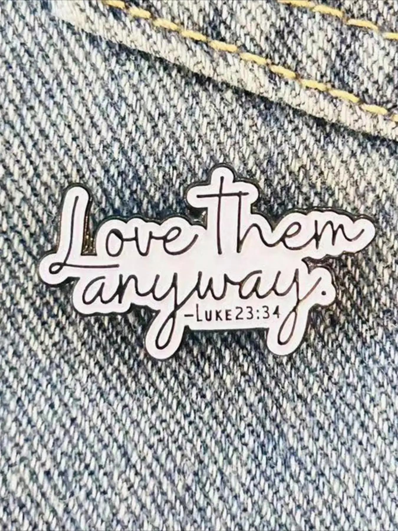 "Love Them Anyway" Quote Brooch, Fashion Letter Pattern Pin for Backpack & Clothing Decor, Trendy All-match & Exquisite Brooch for Birthday Gift, Fashion Accessory, Lapel Brooch, Brooch Pins
