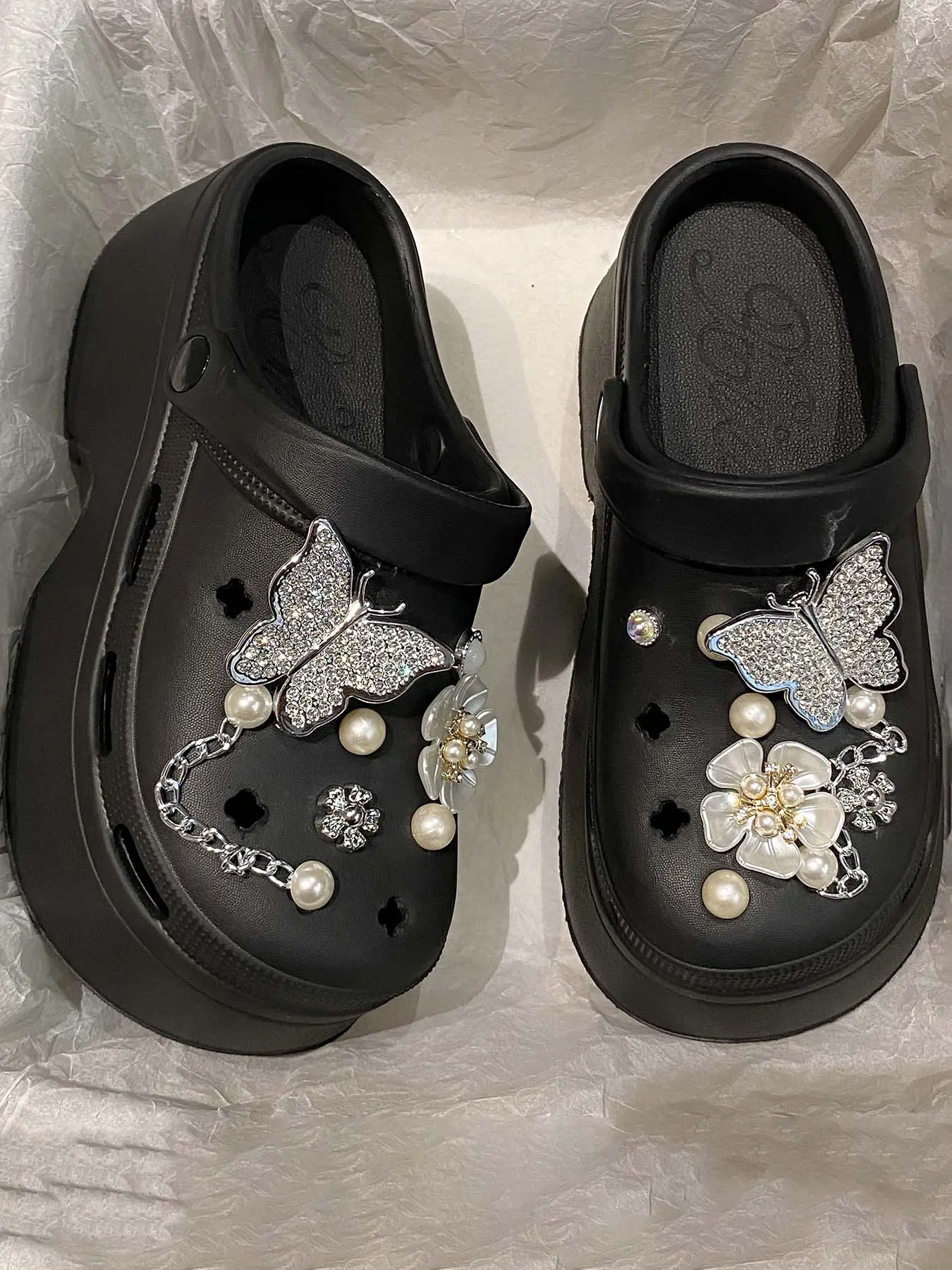 Women's Cute Cartoon Butterfly & Flower Decorated Flat Slides, Casual Comfortable EVA Slippers for Indoor Outdoor Wear, Non-slip Slippers for Daily Wear, Lightweight Slippers, Walking Shoes, White